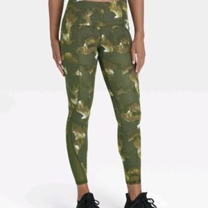 Women's sculpted camo print leggings